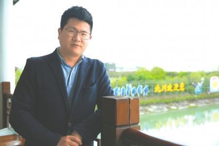 王佳明大学毕业后回到绵阳工作。