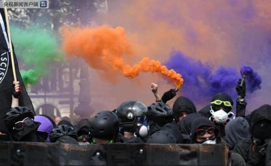 法国巴黎2万人五一大游行 现打砸纵火暴力场面