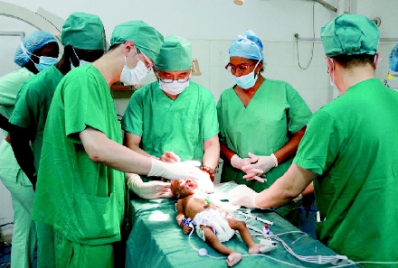 中国志愿医生为患儿摆手术体位