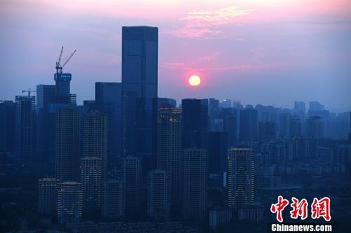 8月2日，中国指数研究院发布的数据显示，7月受监测的29个主要城市商品住宅成交面积环比下降8.69%，近六成城市成交环比下滑；29城楼市成交同比下降约26%。资料图为重庆高楼。<a target='_blank' href='http://www.chinanews.com/'>中新社</a>记者 陈超 摄