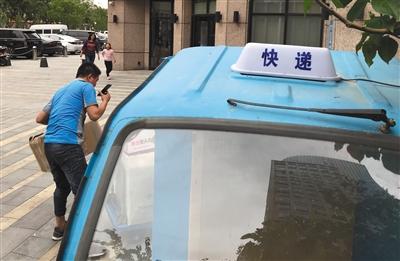  5月5日，北京亦庄，一辆快递三轮车上安装了写有“快递”字样的专用灯。新京报记者 吴江 摄