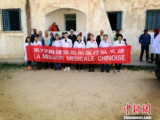 资料图：第22批中国援突尼斯医疗队在乡村义诊。　受访者供图 摄