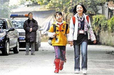 2009年12月，在冯邦武的目送下，两姐妹高高兴兴去上学，她们已在重庆生活了近一年。何熠 摄