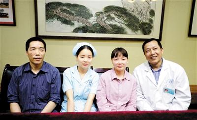 从2008年至今，恒生手外科医院院长汤青（右）与冯氏父女亲如一家人。 上游新闻记者 鞠芝勤 摄