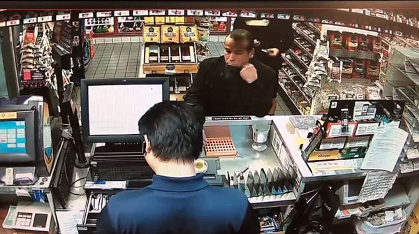 美警察误将便利店顾客当小偷 持枪威逼其返还商品