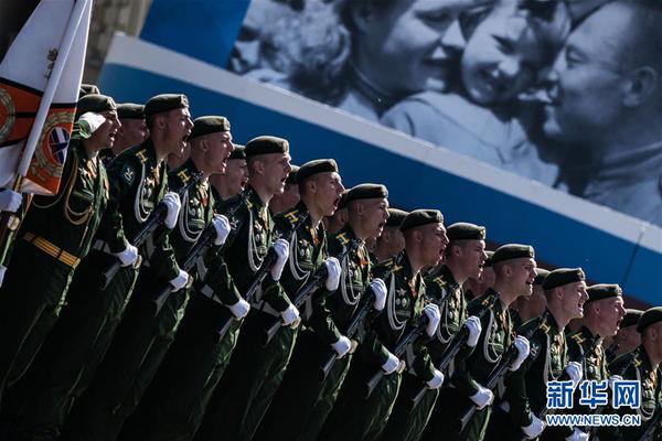 　5月9日，在俄罗斯莫斯科，士兵参加阅兵式。