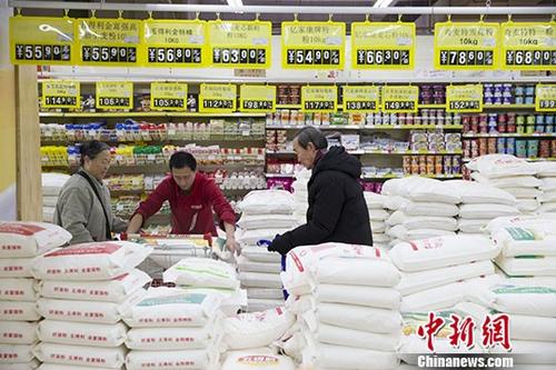 资料图：民众正在超市购买面粉。
<a target='_blank' href='http://www.chinanews.com/'>中新社</a>记者 张云 摄