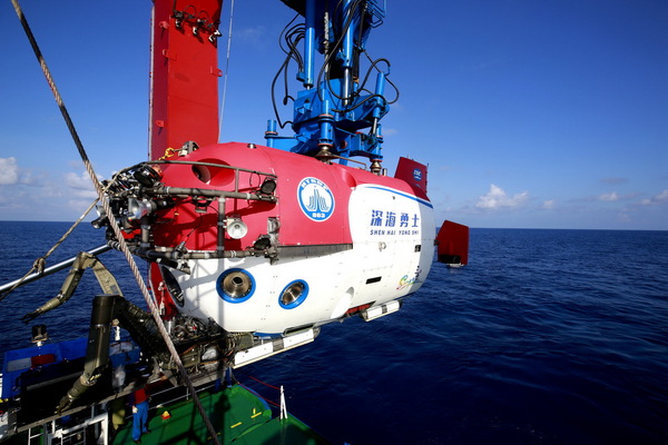 　5月13日，我国自主研制的4500米载人深潜器“深海勇士”号准备入海。