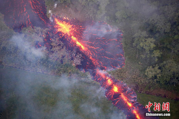 夏威夷火山持续喷发 再现新裂缝