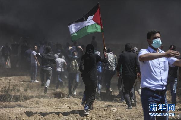5月14日，在加沙城以东的加沙地带与以色列边境，巴勒斯坦妇女参加示威活动。当天，巴勒斯坦民众在巴多地举行游行示威，抗议美国驻以色列使馆当天在耶路撒冷正式开馆。抗议者与以色列士兵发生冲突，导致至少55名巴勒斯坦人死亡、2800多人受伤。2