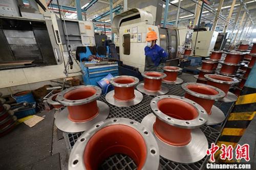 资料图：机械加工厂工人正在生产。 <a target='_blank' href='http://www.chinanews.com/'>中新社</a>记者 王东明 摄
