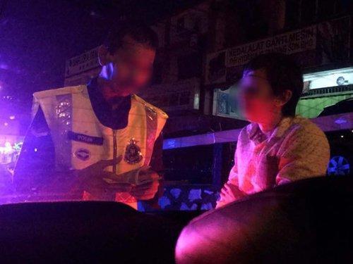 中国侨网女事主及友人偷拍警察及Grab车司机，但被警察勒索1万令吉。（马来西亚《中国报》）