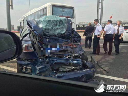 上海中环高架发生撞车：特斯拉撞隔离墩严重变形