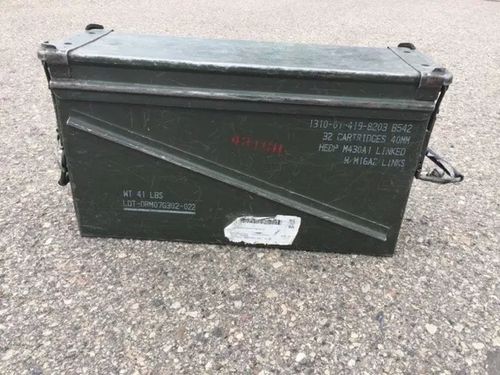 行车时后备箱被震开 美军弄丢一箱枪榴弹一挺机枪
