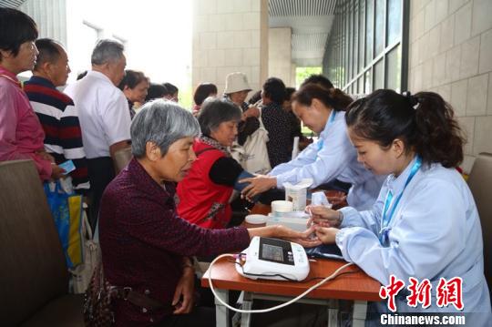 　在家庭医生制度的带动下，2017年，上海社区卫生服务中心门诊服务量占全上海三分之一。　黄华 摄