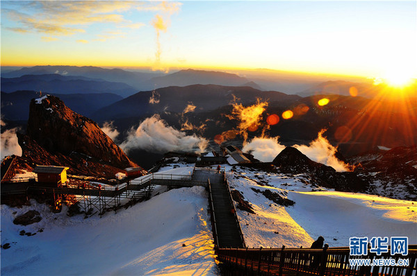 朝阳下的丽江玉龙雪山冰川公园栈道。