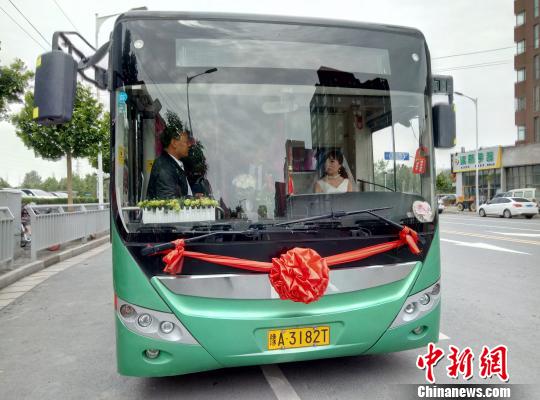 郑州新娘开公交车参加婚礼用行动诠释“绿色出行”