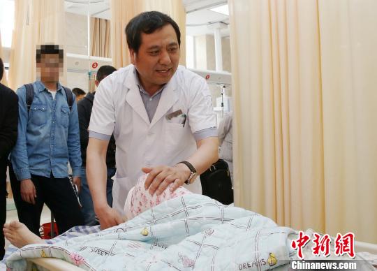 5月23日，辽宁省人民医院完成中国东北首例异地航空医疗转运任务。图为专家现场会诊，患者准备接受手术。　朱明宇 摄