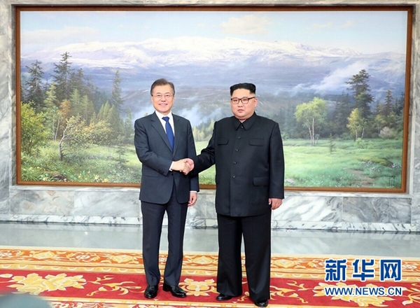 　5月26日，韩国总统文在寅(左)在板门店朝方一侧的统一阁与朝鲜国务委员会委员长金正恩举行会晤。 新华社发(青瓦台供图)