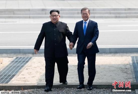 资料图：4月27日上午，朝鲜最高领导人金正恩从板门店跨越军事分界线，与韩国总统文在寅握手，实现初次会面。