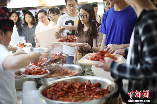 5月28日晚，“让母校留住你的胃”南京航空航天大学毕业季龙虾节火热举办，物美价廉、口味丰富的小龙虾吸引了众多大学生前来大快朵颐。泱波 摄