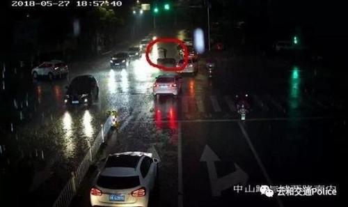 司机雨天经过事故路口 折返为伤者撑伞守护
