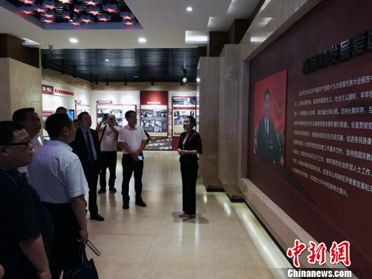 5月28日至6月2日，中央统战部第2期社会组织代表人士理论研究班在北京举办。来自全国31个省区市49名社会团体、基金会、社会服务机构的主要负责人参加了学习培训。统战部供图