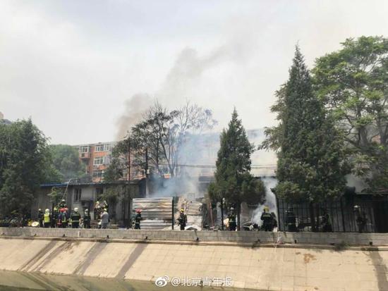 突发！北京酒仙桥地区一房屋起火 现场有浓烟冒出