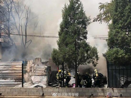 北京酒仙桥地区一房屋起火 现场有浓烟冒出