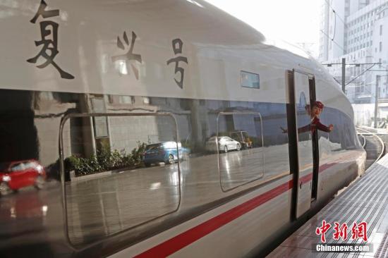 资料图：列车乘务员正在做开车前安全检查。 <a target='_blank' href='http://www.chinanews.com/'>中新社</a>记者 殷立勤 摄