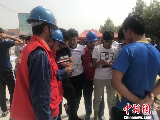 7日凌晨，新疆皮山县发生4.9级地震，和田考场供电正常。考生走出考场，接受供电公司服务队的服务。　周小艺 摄