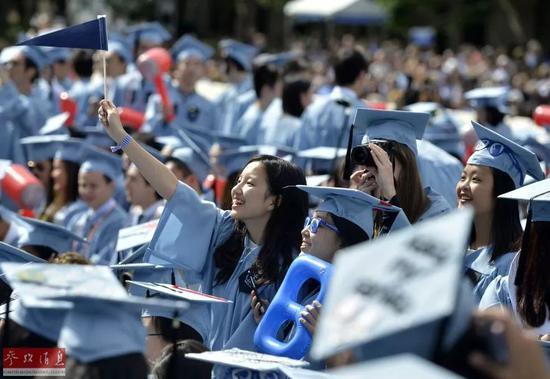 ▲资料图片：2015年5月20日，几名来自中国的学生现身哥伦比亚大学毕业典礼。