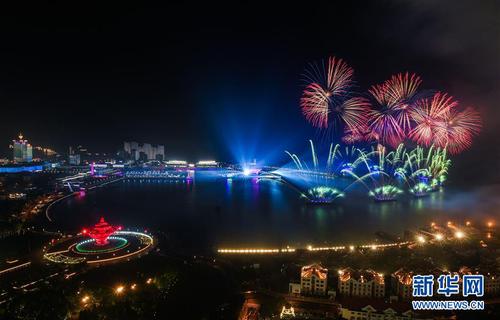 6月9日至10日，上海合作组织青岛峰会在山东青岛召开。这是9日晚在青岛举行的《有朋自远方来》灯光焰火艺术表演。 新华社记者徐昱摄