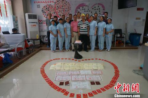 图为志愿者以及献血屋的工作人员陪伴曲郑安过60岁生日。　韩章云 摄