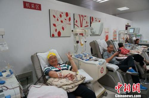 6月10日，曲郑安60岁生日，完成最后一次献血，送自己一份特殊的生日礼物。　韩章云 摄