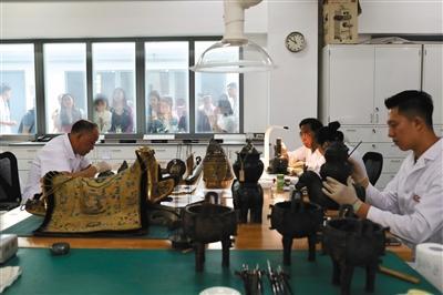 6月9日，故宫，志愿者在为公众讲解文物医院的工作。新京报记者 浦峰 摄