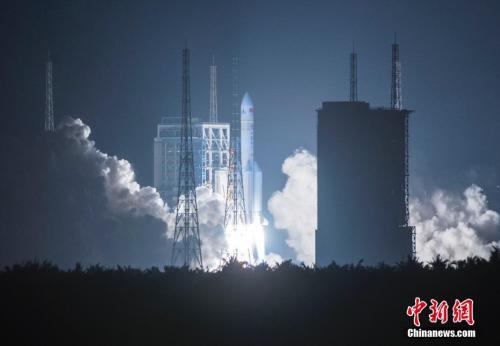图为2016年11月3日20时43分，中国最大推力新一代运载火箭长征五号，在中国文昌航天发射场点火升空。中新社记者 骆云飞 摄