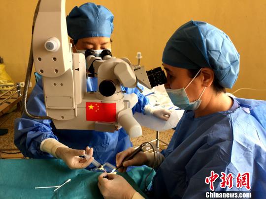 图为中国专家在布隆迪开展手术。　谢永莲 摄