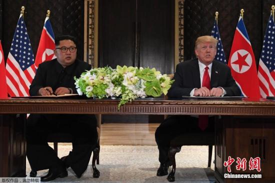 当地时间6月12日，朝美首脑会晤在新加坡嘉佩乐酒店举行，金正恩和特朗普下午出席签字仪式，双方签署此次朝美峰会历史性文件。