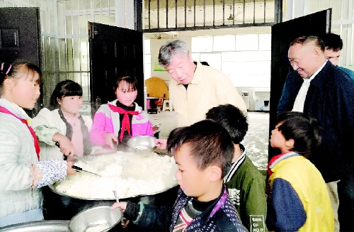 调研组一行到云南大关县寿山镇中坪村希望小学食堂了解学生营养餐