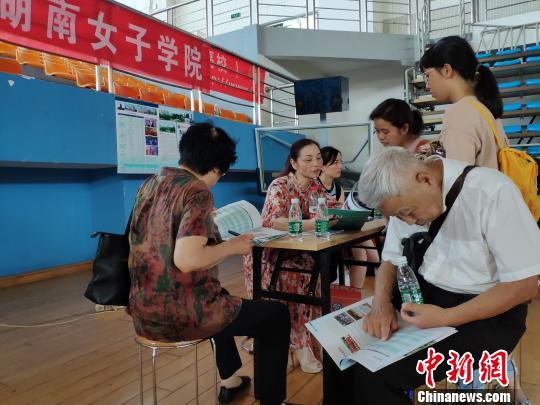 中国各地高考分数线相继出台填报志愿咨询行业生意火爆