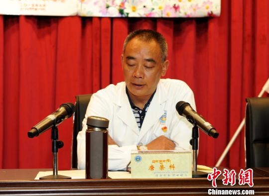 西藏自治区藏医院党委书记唐荣科为医院党员讲党课。　曾彬 摄