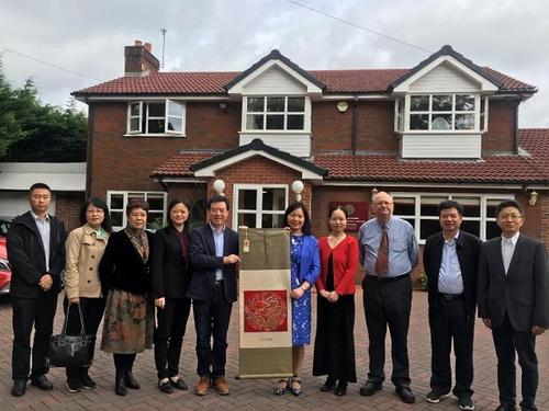 中国侨网江苏省侨办副主任徐开信率惠侨访问团出访英国和匈牙利。