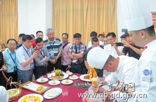 中国侨网海外中餐社团负责人在中餐繁荣基地广州华商学院交流。