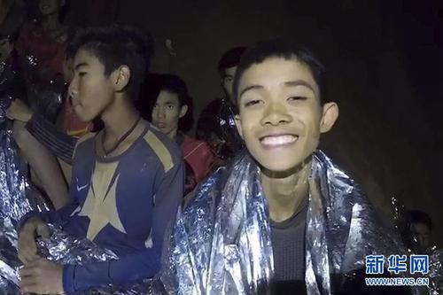 这是7月4日在泰国清莱拍摄的被困溶洞的少年足球队员。新华社发（泰国军方供图）