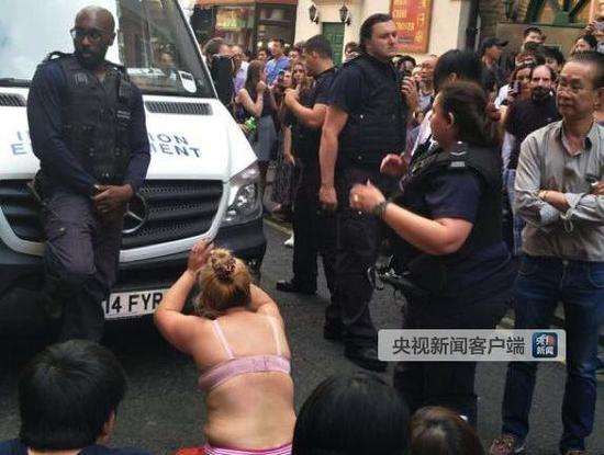 英警方突袭伦敦唐人街抓黑工 粗暴执法与民众对峙