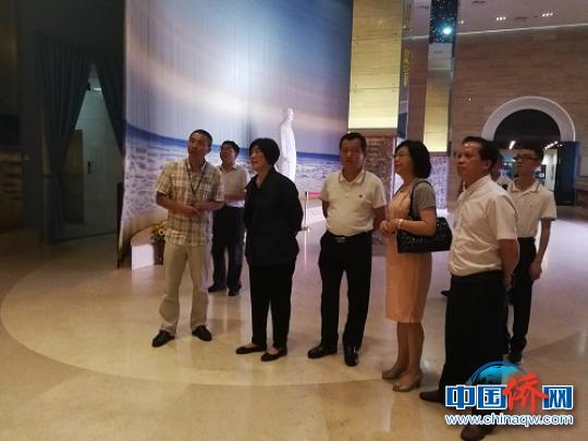 中国侨网邵旭军（左二）一行在陈嘉庚纪念馆考察。　冯秋明　摄
