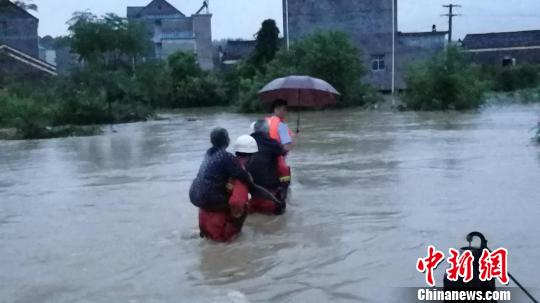 江西遭暴雨致13万人受灾 消防紧急转移被困群众