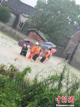 江西遭暴雨致13万人受灾 消防紧急转移被困群众