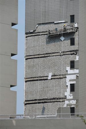 7月6日15时左右，顺义区悦君家园8号楼，工人在清理事发外墙上的保温层。